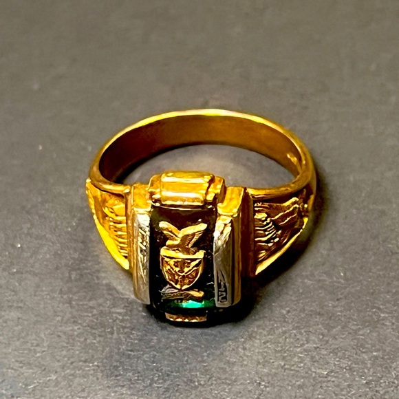 Josten 10K Emerald Eastern Eagles π¦
Class Ring π Elegant High School π« Luxury - Picture 3 of 16